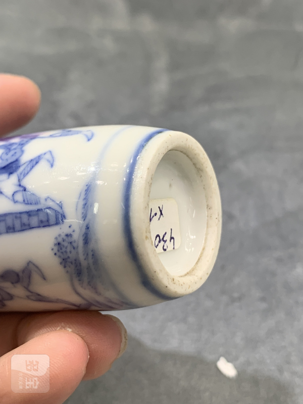 清晚期青花旗开得胜人物故事纹鼻烟壶 - 图10